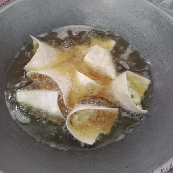 Panaskan minyak, goreng pangsit sampai kecoklatan dan matang, setelah matang sajikan dengan saos sambal.