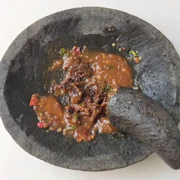 Ulek bumbu hingga halus.