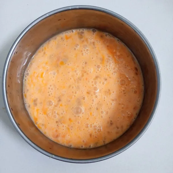 Siapkan telur kemudian kocok.