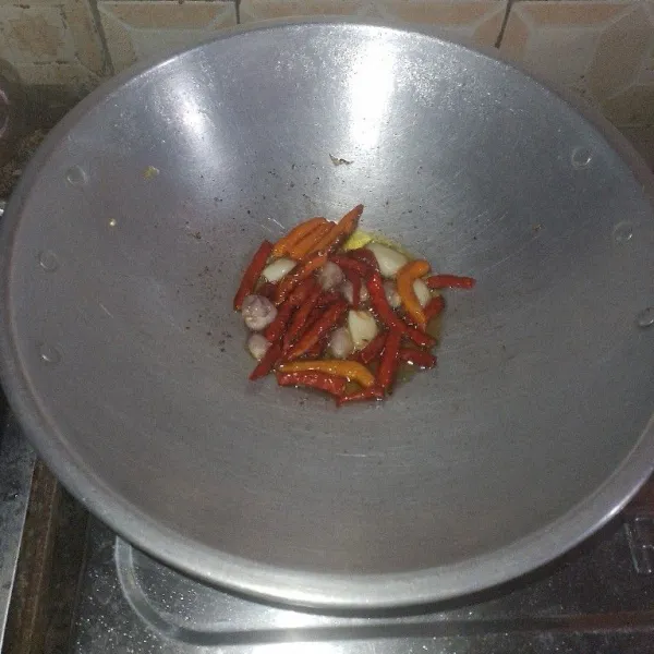 Cuci cabai, bawang putih, dan bawang merah. Kemudian goreng hingga layu.