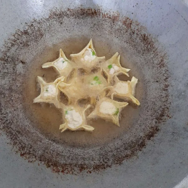 Goreng pada minyak panas hingga matang,tiriskan dan sajikan.