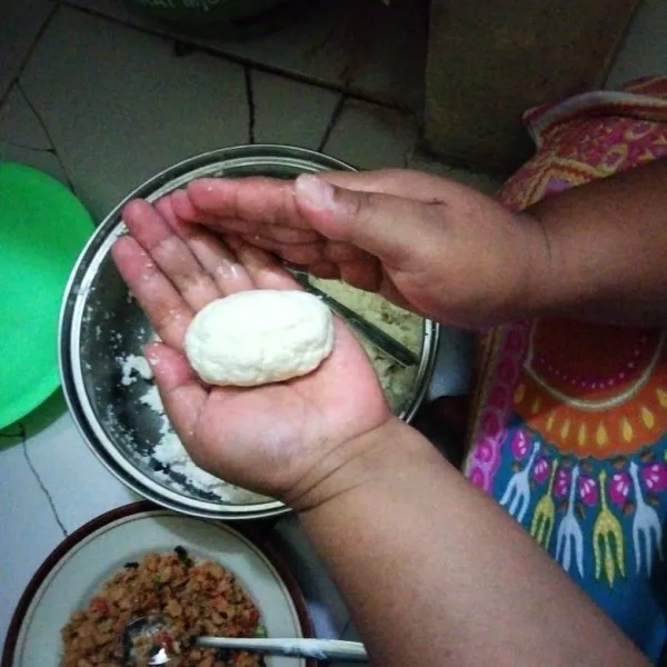 Bentuk kembali, pastikan tidak terlalu tebal dan tidak terlalu tipis, sisihkan dan lakukan hingga adonan habis.