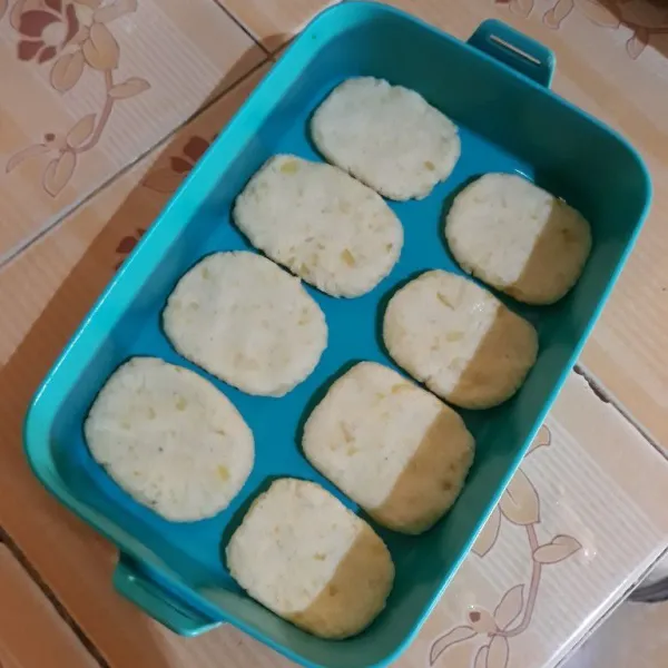 Ambil sedikit adonan lalu pipihkan dan simpan di wadah yang sudah dioles minyak, lakukan hingga adonan habis. Diamkan di freezer minimal 2 jam