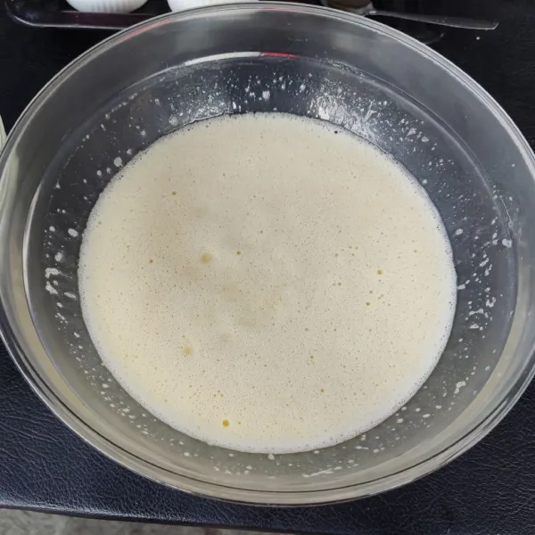 Masukkan telur, yogurt, mentega cair, dan minyak goreng, lalu aduk rata