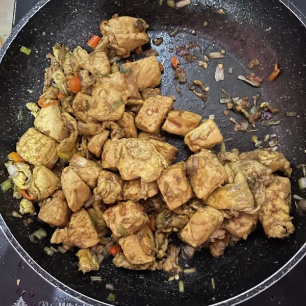 Tumis bawang merah bawang putih masukkan tahu telur,daun bawang, cabe