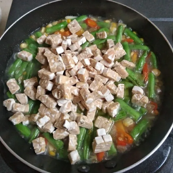 Masukkan tempe, lada, garam, dan gula. Masak sampai bumbu meresap. Koreksi rasa.