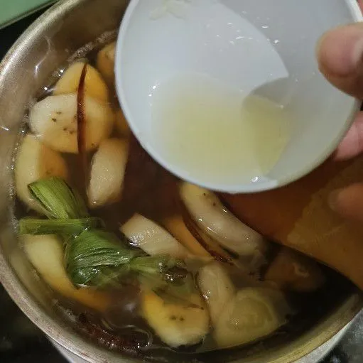 Terakhir masukkan air jeruk nipis, aduk rata dan sajikan hangat maupun dingin