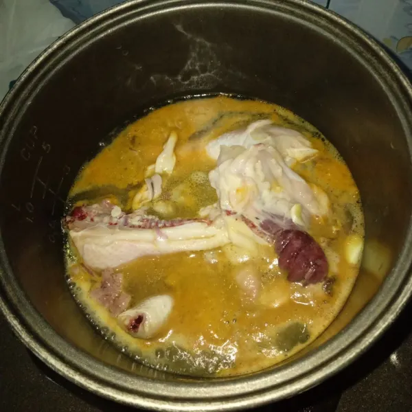 Masukan bahan giling kedalam panci, rebus ayam, tambahkan air, 2 keping asam kandis, dan garam, lalu rebus sampai mendidih. Setelah mendidih tiriskan.