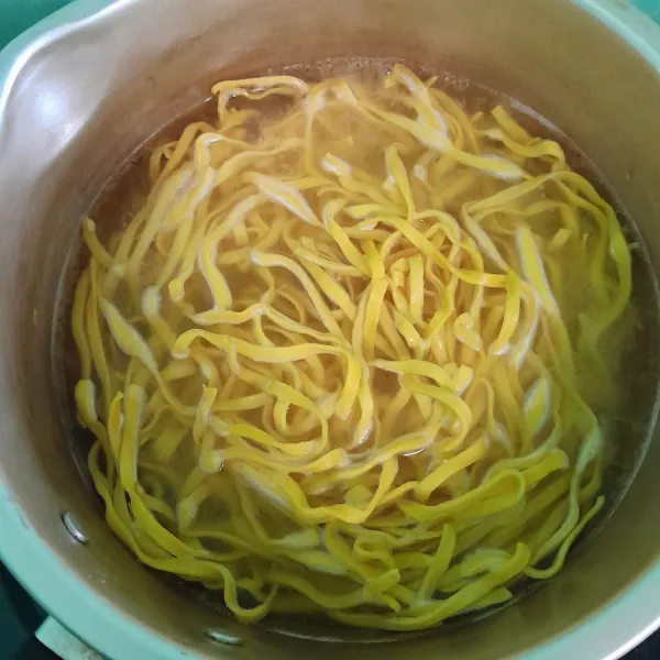 Rebus mie kuning sampai lunak.