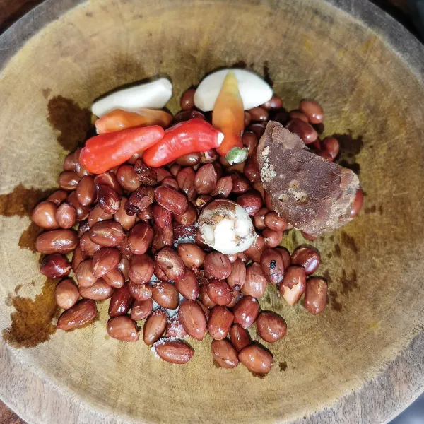 Siapkan kacang tanah, bawang putih, cabai rawit, kencur, gula merah, garam, gula pasir dan kaldu jamur.