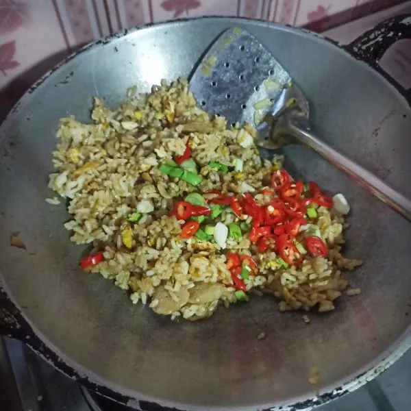 Terakhir masukkan daun bawang dan cabai aduk kembali hingga tercampur rata dan jangan lupa koreksi rasanya terlebih dahulu.