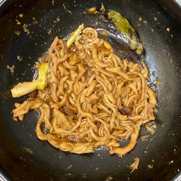 Tambahkan garam, kaldu bubuk, gula pasir, gula jawa dan kecap manis. Aduk-aduk hingga bumbu meresap dan air menyusut. Sisihkan.