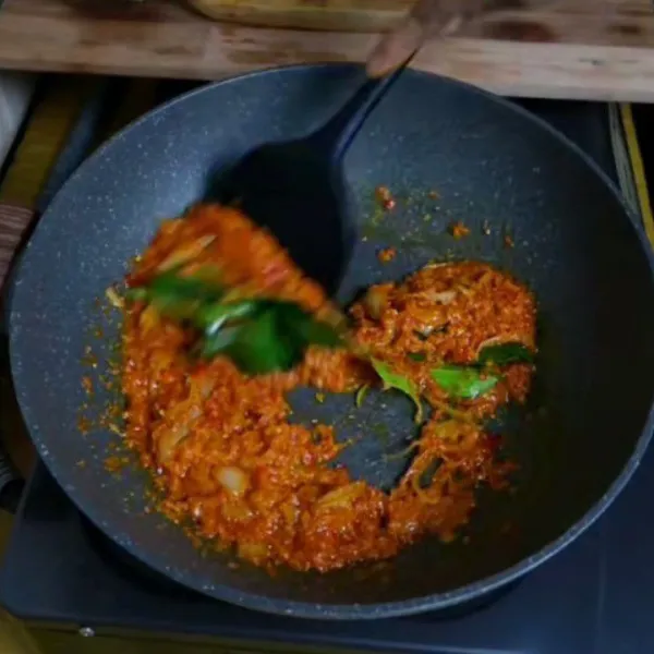 Tambahkan daun salam dan daun jeruk, aduk kembali dan masak sampai matang
