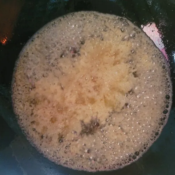 Panaskan minyak hingga benar-benar panas, kemudian masukkan adonan kremes dan goreng hingga garing.