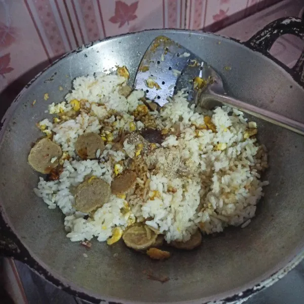 Setelah itu masukkan nasi bumbui dengan saus tiram, kecap manis, kecap asin, kecap Inggris, lada bubuk, dan kaldu bubuk. Masak dengan api besar hingga tercampur rata dan matang.