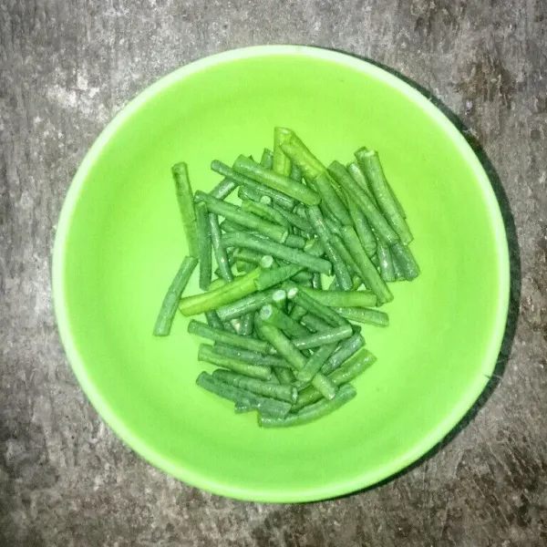 Pertama potong-potong kacang panjang lalu cuci bersih, sisihkan.