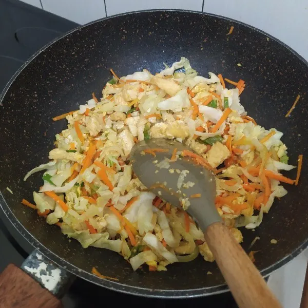 Masak hingga sayur matang, angkat dan sajikan.