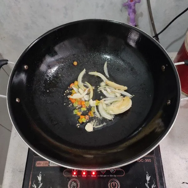 Tumis bawang bombay, bawang putih, serta cabe rawit hingga harum.