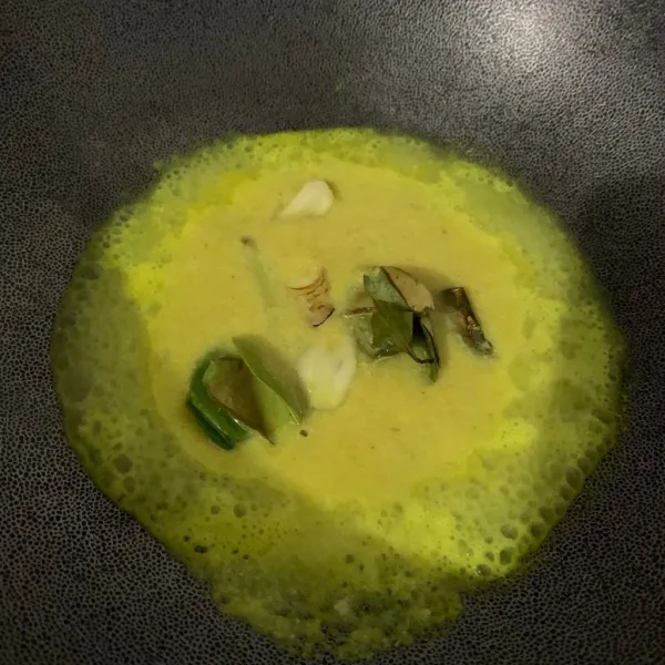 Tumis bumbu sampai matang.