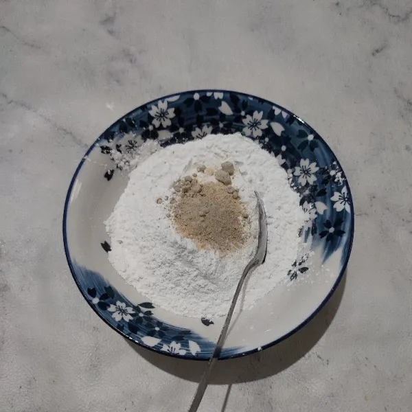 Campurkan bahan tepung, bumbu halus, garam dan kaldu bubuk. Aduk rata.