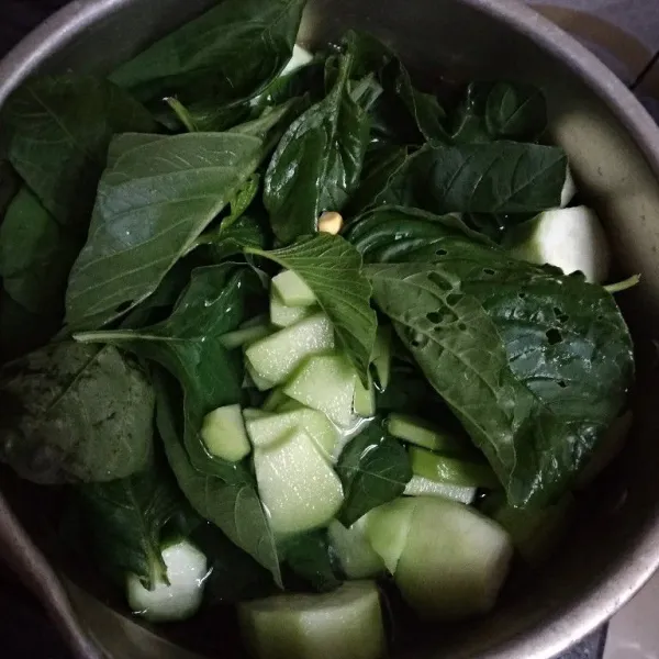 Dalam panci, masak air sampai mendidih. Masukkan sayuran.