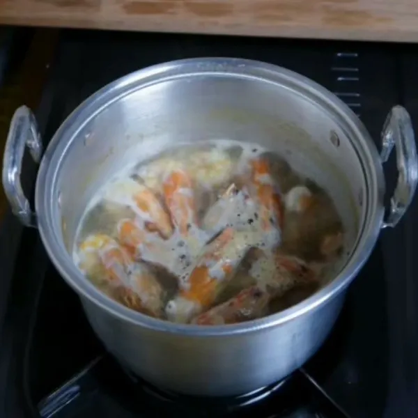 Rebus udang di air mendidih sampai matang