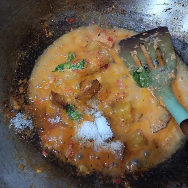 Bubuhi garam dan kaldu bubuk. Aduk rata kembali.