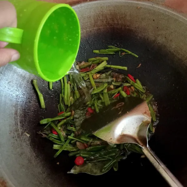 Beri air secukupnya, tahapan ini berguna agar batang kangkung tetap hijau.