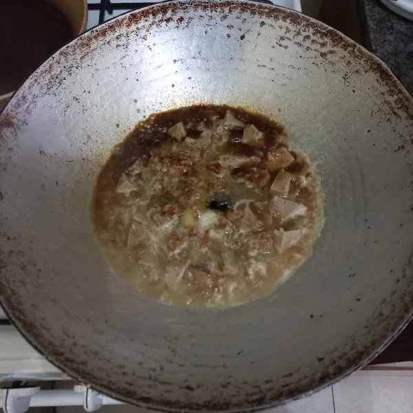 Tambahkan garam, kaldu jamur, kecap manis dan saus tiram, aduk rata.