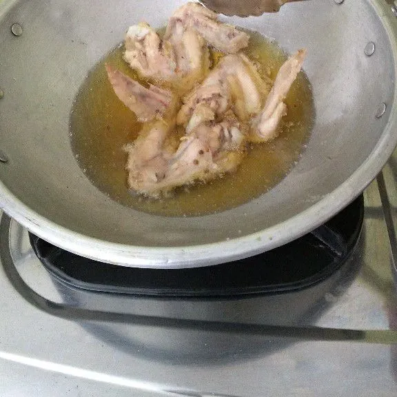 Goreng ayam hingga matang setelah itu angkat dan sajikan.
