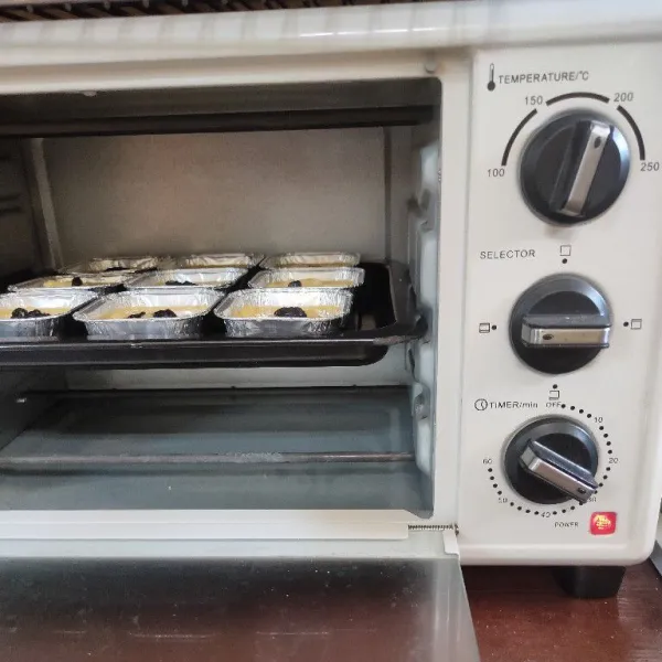 Oven selama 45 menit api atas bawah hingga matang kecoklatan.