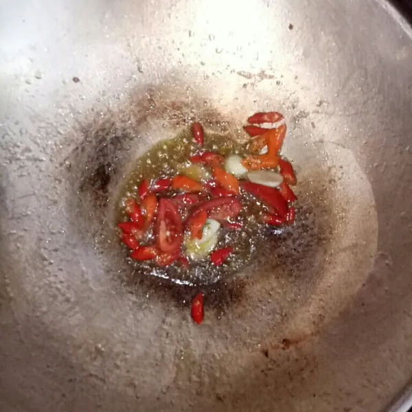 Tumis bumbu iris hingga harum.