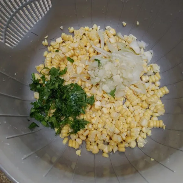 Tambahkan irisan bawang bombay, bawang putih dan seledri.