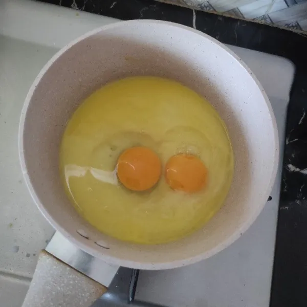 Tambahkan susu cair, vanila, dan telur lalu aduk rata.