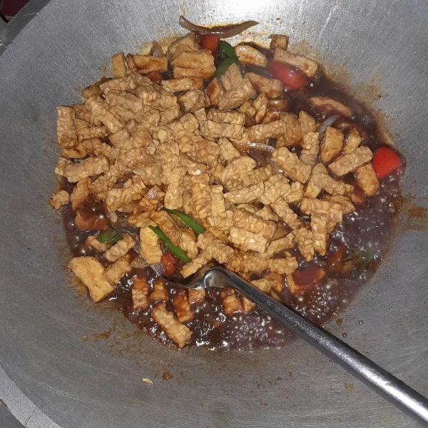 Setelah itu masukkan tempe dan tahu lalu di oseng sebentar sampai bumbu meresap dan matang.
