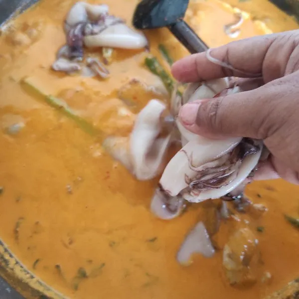 Setelah kentang setengah matang, masukkan cumi. Setelah cumi matang. Matikan api. Jangan terlalu lama supaya cumi tidak alot. Gulai cumi kentang siap disajikan.