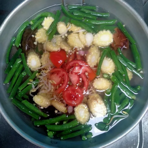Masukkan tauge dan tomat tunggu matang dan siap disajikan.