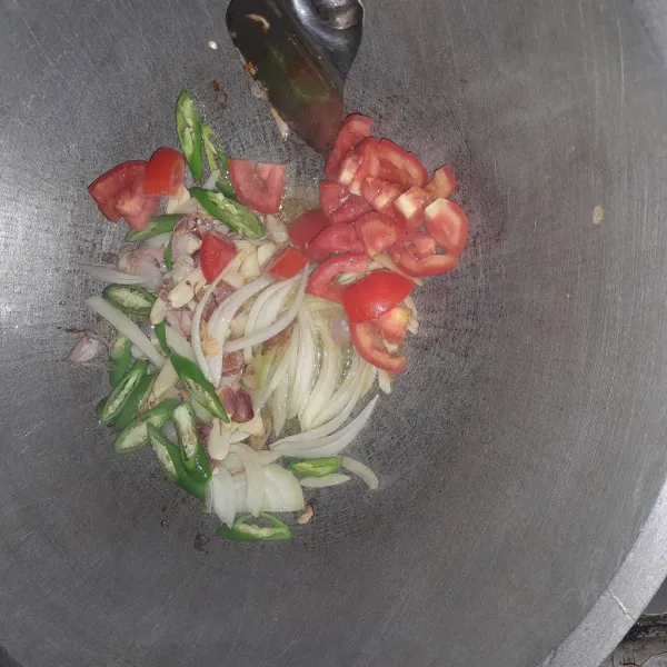 Setelah bawang sudah harum, masukkan tomat, cabe hijau, dan bawang bombay tumis hingga layu.