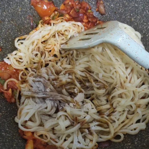 Masukan mie, kecap, lada, garam, kaldu jamur. Aduk rata.