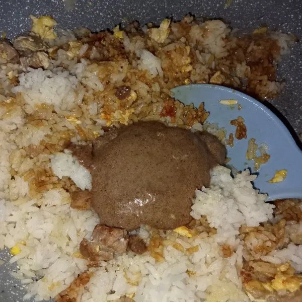 Masukkan nasi, lada bubuk, kecap manis, kecap asin, saus tiram, garam, kaldu jamur dan bumbu kabuli.
