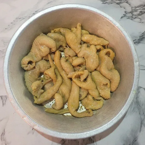 Tiriskan kulit ayam hingga tidak mengandung banyak air.