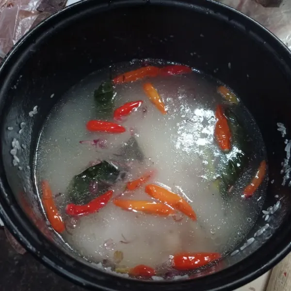 Masukan tumisan bawang merah, putih, cabe, salam dan sereh, beri juga garam, kaldu bubuk dan air panas aduk rata.