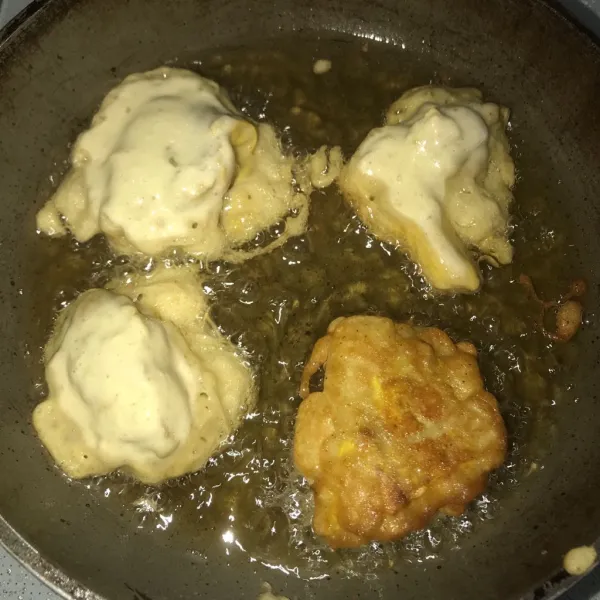 Goreng hingga tepung garing dan krispy, siap dihidangkan.