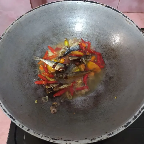 Tuang air, masukkan ikan asin klothok dan  bumbui kecap, garam, gula, dan kaldu bubuk.
