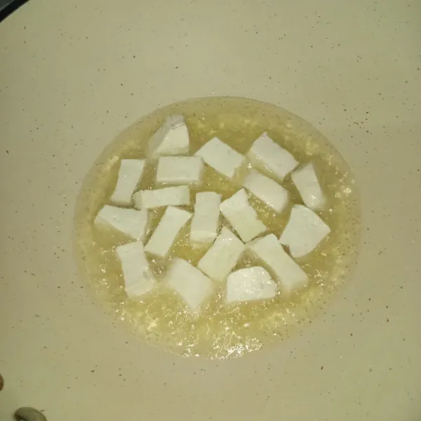 Goreng tahu sampai berubah warna kecoklatan.