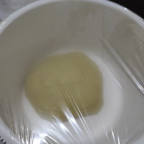 Istirahatkan adonan selama 5 menit dan tutup menggunakan plastik wrap