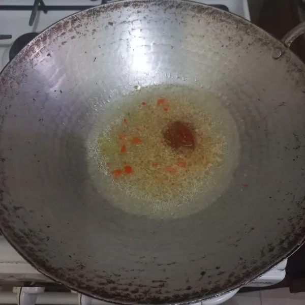 Tambahkan air, kecap asin, kecap ikan, kaldu jamur dan saus, koreksi rasa.