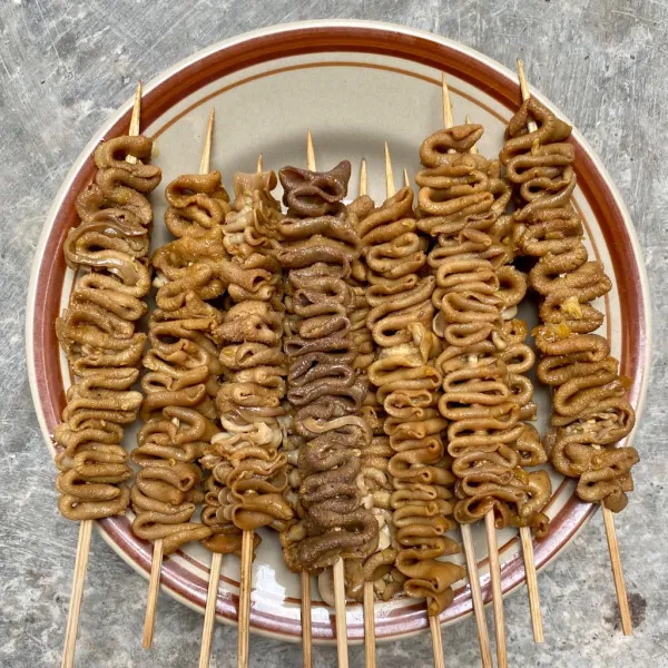 Tusuk usus ayam menggunakan tusukan sate. Jika suka, sate bisa dipanggang. Sajikan.