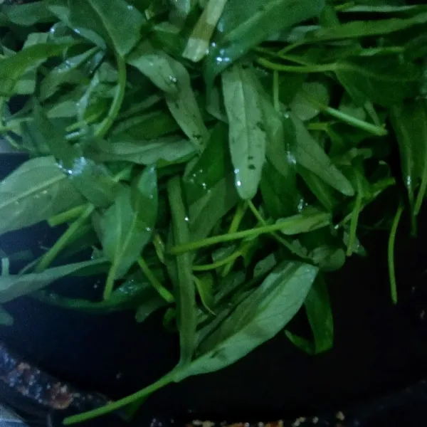 Masukkan kangkung yang sudah dicuci bersih. Tambahkan garam, aduk rata. Masak selama ±3 menit. Angkat.