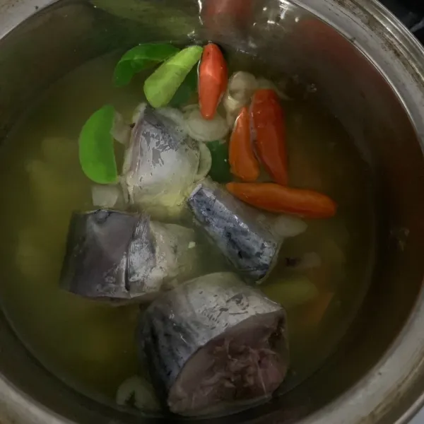Masukkan potongan ikan.